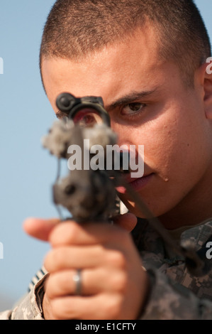 US-Armee Pfc. Morgan Hamaker sieht durch das Zielfernrohr für sein Gewehr während des Trainings bei Combat Outpost Iba in der Provinz Al-Anbar Stockfoto