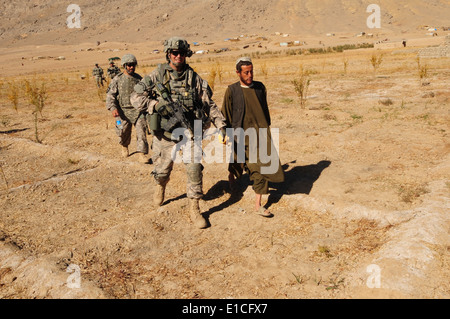 US Army Captain Max Hanlin, Kommandant der Charlie Kompanie, 1. Bataillon, 17. Infanterie-Regiment, spricht mit einem afghanischen Mann in ch Stockfoto