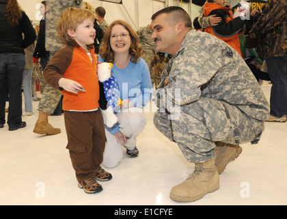 US Army Staff Sgt Raymond Burge teilt einen lachen mit seiner Frau und seinem Sohn während einer Willkommen Zuhause Zeremonie Fort Campbell, Kentucky, N Stockfoto