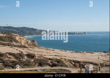 Klippen oberhalb des schwarzen Strand von La Jolla, Kalifornien Stockfoto