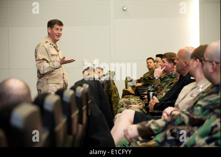 Stellvertretender Kommandeur der Marine Reserve Force Rear Admiral John Messerschmidt Adressen zugewiesen Marineseeleute Reserve European Command Stockfoto