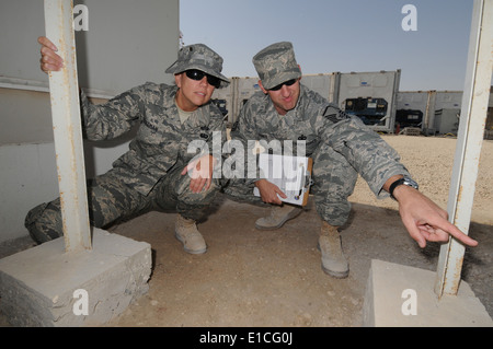 US Air Force Master Sgt. Kevin Jones, rechts, und techn. Sgt. April Coleman Verhalten eine zufällige Anti-Terror-Maßnahme vor Ort inspec Stockfoto