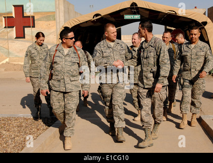 Chief Master Sgt. von der Air Force James Roy schüttelt Hände mit Air Force Colonel Mark Koeniger, der Kommandant der 332. Expedit Stockfoto