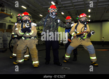 US-Segler ein Schlauch Team zugeteilt Kampf einen simulierten Flugzeug Feuer im Hangar Bucht drei während einer mass Casualty Drill an Bord t Stockfoto