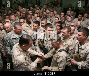 Vorsitzender der Joint Chiefs Of Staff Marine Admiral Mike Mullen händigt Münzen, US-Militärangehörige während einer Bürgerversammlung Stockfoto