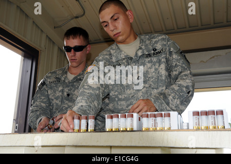 PFC. Justin Garcia und Spc. Brian Maketa des Unternehmens A, 3rd Brigade Special Troops Battalion, 3. Brigade Combat Team, 82nd Luft Stockfoto