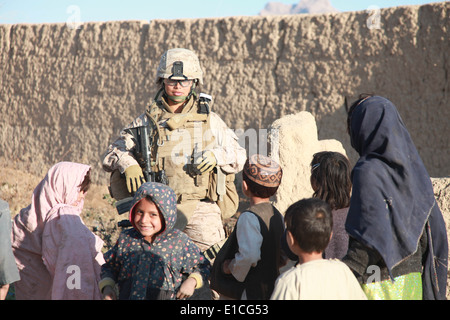 U.S. Marine Corps Lance Cpl. Paula Sepeda interagiert mit Kindern in Khwaija Jama, Afghanistan, 29. Dezember 2009. Sepeda ist zuweisen Stockfoto