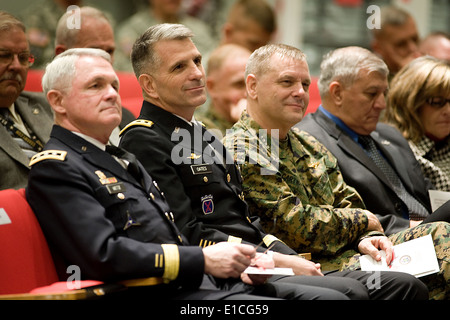 Von links: US Armee Generalleutnant Thomas F. Metz, der scheidende Direktor der gemeinsame improvisierte Explosive Vorrichtung Niederlage organisatorisch Stockfoto