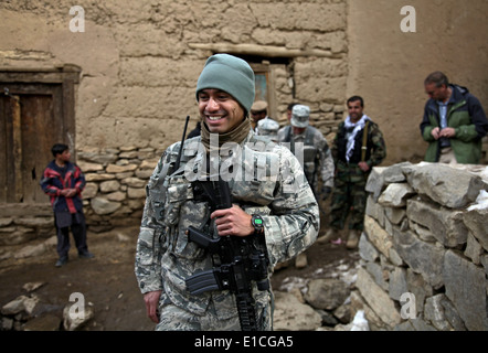 US Air Force Captain Joseph Gamez und anderen Mitgliedern von Panjshir Provincial Reconstruction Team durchlaufen Froj Dorf ich Stockfoto