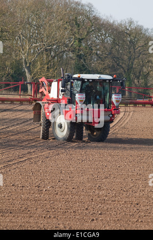 Calthorpe Farm, Ingham, Norwich. Norfolk. Sprüher umdrehen, während Herbizid auf vor kurzem gesäten Zuckerrüben Bereich anwenden. März. Stockfoto