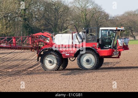 Calthorpe Farm, Ingham, Norwich. Norfolk. Selbstfahrende Spritze vor kurzem gesäten Zuckerrüben Feld Herbizid anwenden. März. Stockfoto