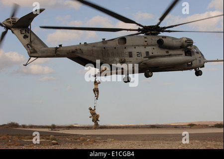 US Air Force Pararescuemen führen eine Bekämpfung einsetzen und Extraktion Übung mit einem Marinekorps CH-53 Super Hengst helico Stockfoto