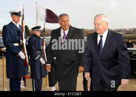 US-Verteidigungsminister Robert M. Gates, Recht, Begleitpersonen katarischen Premierminister Hamad bin Jassim Al-Thani in das Pentagon Jan. 5, Stockfoto