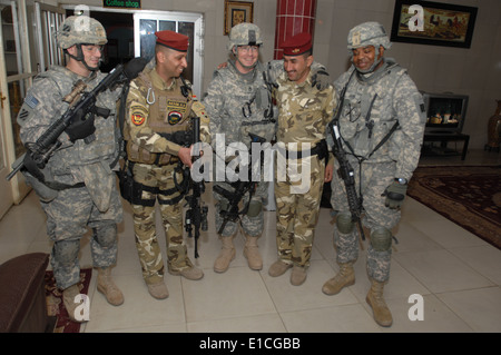 US-Soldaten des 1. Bataillons angebracht, 10. Feldartillerie-Regiment einen lachen mit irakischen Soldaten während einer Zeremonie teilen Stockfoto