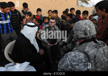 US Army 1st Lt. Robert Cline spricht mit dem Dorf Sonja Morbat Algabha, Irak, 6. Januar 2010. Cline ist der Zug leade Stockfoto