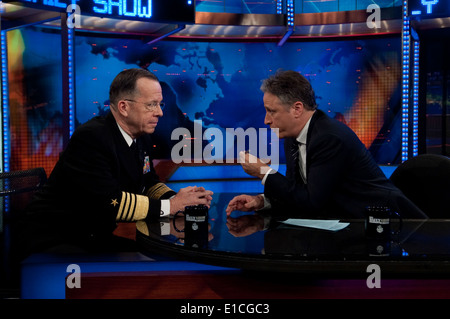 Jon Stewart interviews Vorsitzender der Joint Chiefs Of Staff Admiral Mike Mullen, US Navy, während eine Ausstrahlung von der Daily Show wi Stockfoto