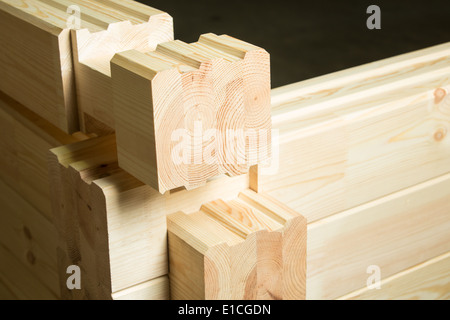 Fragment einer Konstruktion aus verleimten Kiefer Holz gebaut Stockfoto