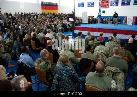 U.S. Navy Admiral James G. Stavridis, der Kommandeur des US European Command (EUCOM) und NATO Supreme Allied Commander Europe, spe Stockfoto