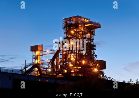 Beleuchteten Hochofen in der Nacht in Deutschland Industrieanlage Hochofen Stockfoto