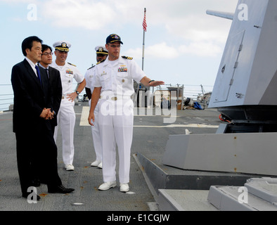 U.S. Navy Commander Mike McCartney, der kommandierende Offizier der geführte Flugkörper Zerstörer USS Chung-Hoon (DDG-93), gibt einen Überblick über Stockfoto