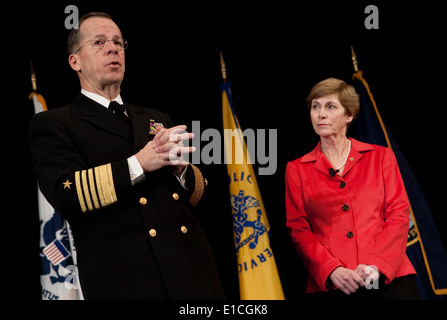 Vorsitzender der Joint Chiefs Of Staff Marine Admiral Mike Mullen und seine Frau Deborah Adresse Zuschauer an der DoD und Vete Stockfoto