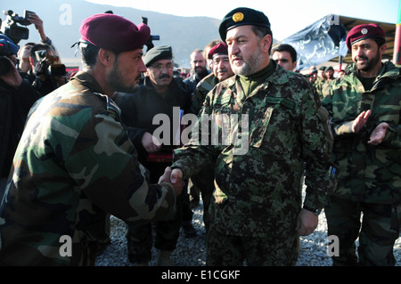 Chef des Stabes der Afghan National Army (ANA) General Bismillah Khan Mohammadi gratuliert ANA Kommando 1. Lt. Mumtaz, mit Stockfoto