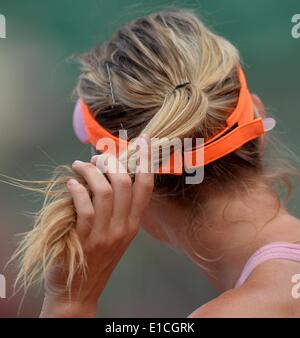 Paris, Frankreich. 30. Mai 2014. Maria Sharopova Gesten in der Frauen Singles dritten Vorrundenspiel gegen Paula Ormaechea von Argentinien bei den French Open in Roland Garros in Paris am 30. Mai 2014. Sharopova gewann 2: 0. Bildnachweis: Chen Xiaowei/Xinhua/Alamy Live-Nachrichten Stockfoto