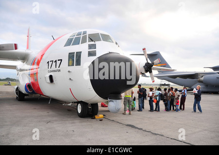 Ein US-Küstenwache c-130 Flugzeuge von Coast Guard Air Station Clearwater, Florida, nimmt auf haitianischen amerikanischen Passagiere vor dem Stockfoto