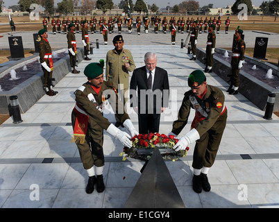 US-Verteidigungsminister Robert M. Gates beteiligt sich an einer Kranzniederlegung Zeremonie mit Chef des Stabes der pakistanischen Armee General als Stockfoto