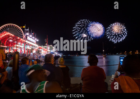 Das Publikum beobachtet das Feuerwerk am Navy Pier in Chicago, Illinois. Stockfoto