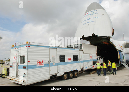 Ein Kontrollturm Federal Aviation Administration mobiler Luft Verkehr wird auf eine russische Antonov An-124-100 weittragende schwere geladen. Stockfoto