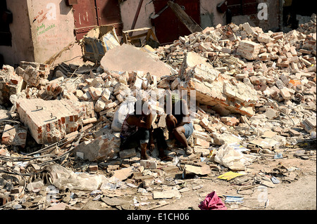 Haitianische Frauen sitzen auf Trümmern aus einem eingestürzten Gebäude in Port-au-Prince, Haiti, 20. Januar 2010. USA und internationalen milita Stockfoto