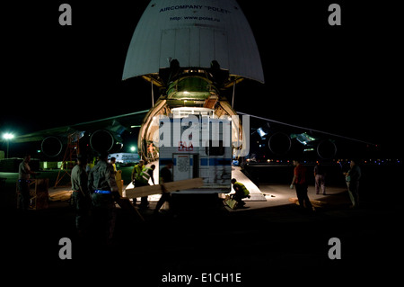 Russische Antonov-124 Flugzeugen zusammenarbeiten, US-Flieger und Mitglieder der Federal Aviation Administration (FAA) entladen ein föderalen Stockfoto