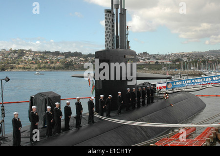 100123-N-4540W-071 LOS ANGELES (23. Januar 2010) Segler zugewiesen, der schnell-Angriff u-Boot USS Los Angeles (SSN-688) Mann der Stockfoto