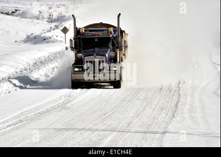 Ein Sattelzug einer Schnee bedeckten Straße unterwegs Stockfoto