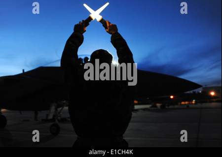 US Air Force Senior Airman Patrick Naler des 18. Aircraft Maintenance Squadron, aus Kadena Air Base, Japan, signalisiert t Stockfoto