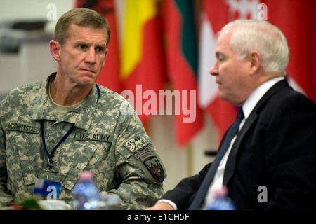 US-Verteidigungsminister Robert M. Gates spricht mit US Army General Stanley McChrystal, Kommandant der internationalen Sicherheit Assista Stockfoto