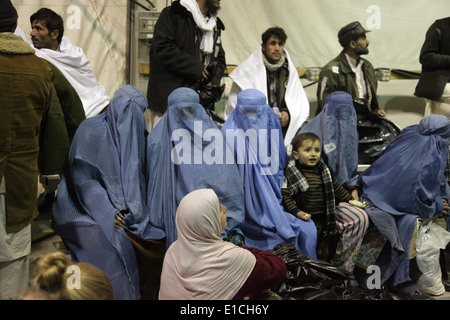 Überlebende aus der Lawine in den Bergen am Salangpass in Parwan Provinz, Afghanistan, erwarten Verarbeitung in einem Gebäude am Stockfoto