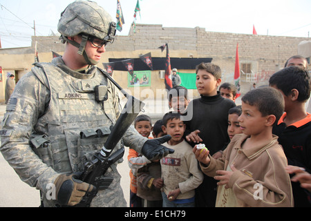 US Armee Sgt. Joshua Adkins aus Buffalo, N.Y., mit der Wächter Manöver Ablösung, 17. Feuerwehr, befestigte erste ich Stockfoto