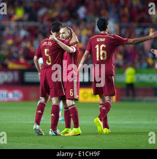 Sevilla. 30. Mai 2014. Spaniens Andres Iniesta (C) feiert mit Teamkollegen nach scoring während der freundliche Fußball-Länderspiel gegen Bolivien in Sevilla am 30. Mai 2014. Spanien gewann mit 2: 0. © Xie Haining/Xinhua/Alamy Live-Nachrichten Stockfoto