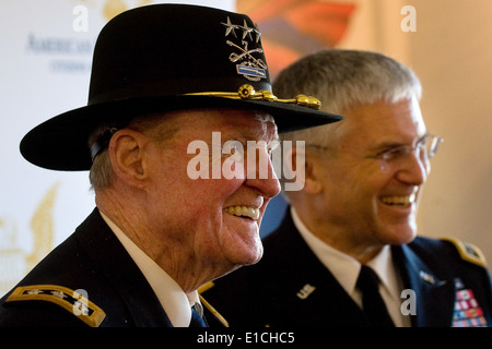 Armee Generalleutnant Harold Moore, i.r. und General George W. Casey Jr., Stabschef der Armee, Fragen beantworten, während ein Presse-Con Stockfoto