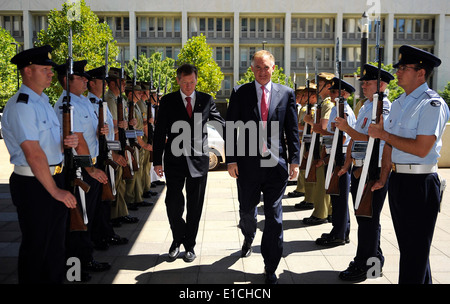 US-stellvertretender Verteidigungsminister William J. Lynn III wird von US-Verteidigungsminister Watt im Russell Defense Complex in Ca begrüßt. Stockfoto