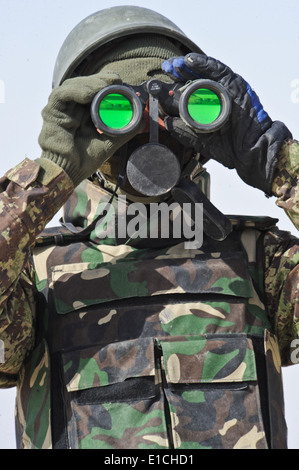 Ein Afghan National Army Soldat scannt den Horizont für feindliche Bewegung während einer Stadtversammlung mit Dorfältesten in der Helmand-p Stockfoto