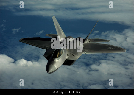 Ein US-Air Force f-22 Raptor Flugzeug zugewiesen der 90. Jagdstaffel aus Elmendorf Air Force Base in Alaska, fliegt in der Nähe Stockfoto