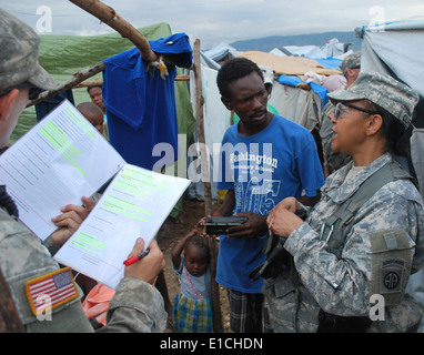 US-Armee Sanitäter aus der 82. US-Luftlandedivision und eine zivile Angelegenheiten Soldat vom U.S. Army Special Operations Command sprechen w Stockfoto