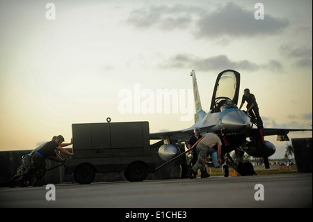 US Air Force Crew Chiefs zugewiesen 354. Aircraft Maintenance Squadron aus Eielson Air Force Base, Alaska, bereiten eine Stockfoto