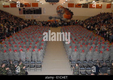 US-Flieger mit der 200. Red Horse Geschwader stehen während einer Call-Duty-Zeremonie in Mansfield Senior High School in Mansfield Stockfoto