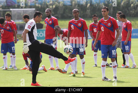 Santa Ana, Costa Rica. 30. Mai 2014. Torwart Keylor Navas (Front L) der costaricanischen Fußballnationalmannschaft besucht eine Trainingseinheit vor der bevorstehenden Brasilien 2014 FIFA WM in Santa Ana, westlich von San Jose, der Hauptstadt von Costa Rica, am 30. Mai 2014. © Kent Gilbert/Xinhua/Alamy Live-Nachrichten Stockfoto