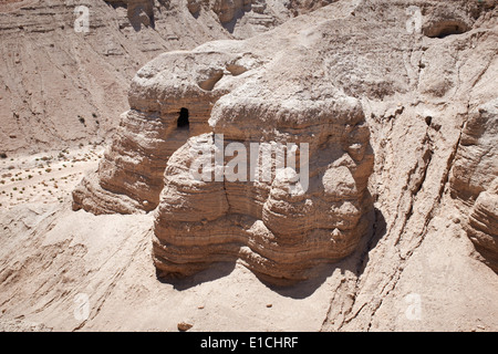 Höhlen, wo die Schriftrollen vom Toten Meer in Khirbet Qumran im Westjordanland, Israel entdeckt wurden Stockfoto