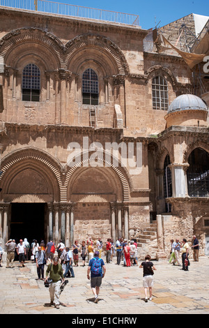 Pilgern vor der Kirche des Heiligen Grabes, Jerusalem, Israel Stockfoto